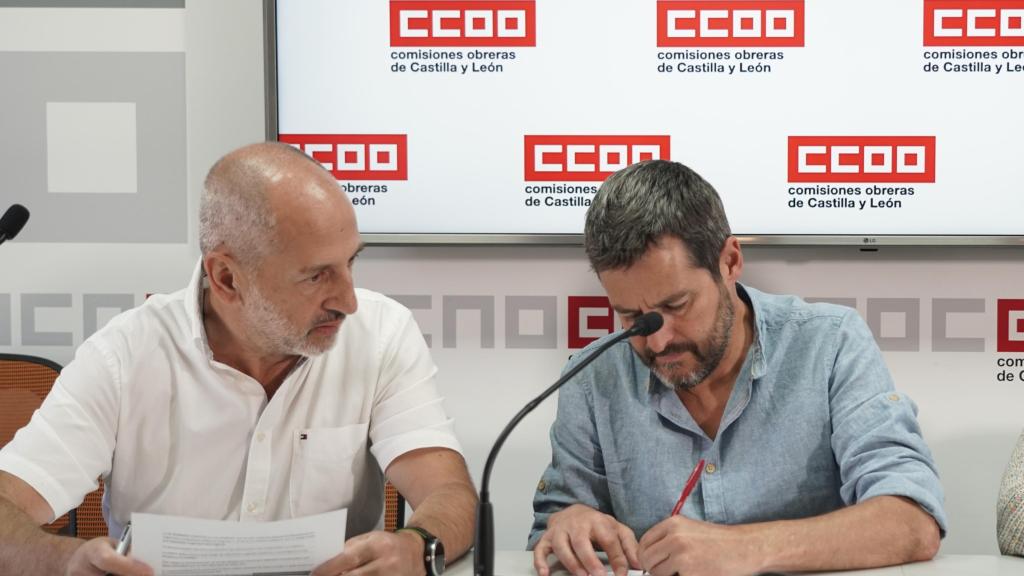 José Ramón Jiménez, técnico de CCOO CyL, Juan Carlos Hernández, el coordinador del sector autonómico de CCOO CyL y Raquel Martín, responsable de Salud Laboral de CCOO CyL,informan sobre la ley de Prevención de Riesgos Laborales para el operativo de incendios forestales