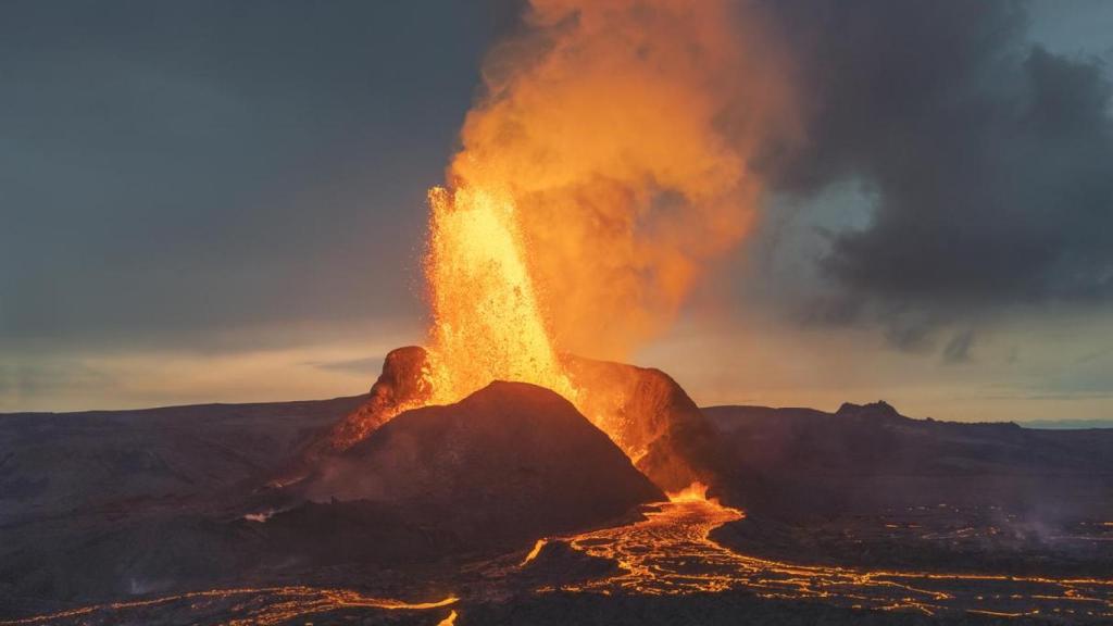 Volcán en erupción.
