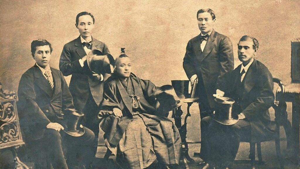 Fotografía de los miembros deal emabajada Iwakura en San Francisco.