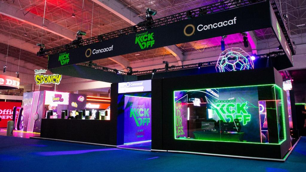 El stand de Concacaf Kick-Off durante el festival Telcel GAMERGY 2024 en Ciudad de México.
