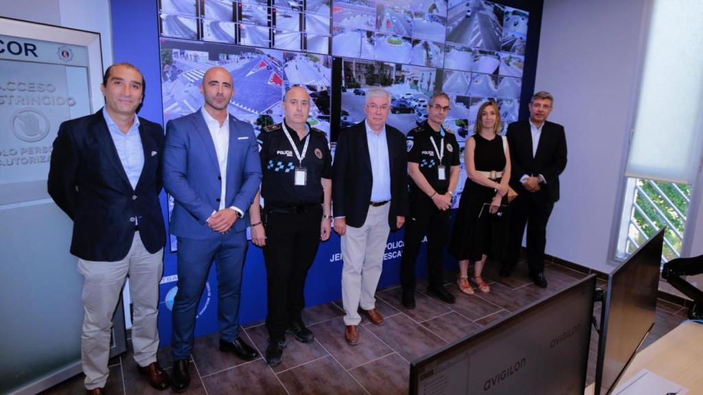 El alcalde de Illescas, José Manuel Tofiño, visitando la sala de control del nuevo sistema de vigilancia de Illescas.