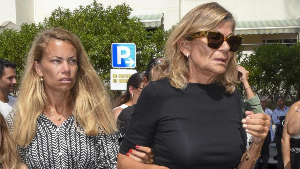 Carla Goyanes y Cari Lapique, en la localidad de Marbella por la misa funeral de Caritina.