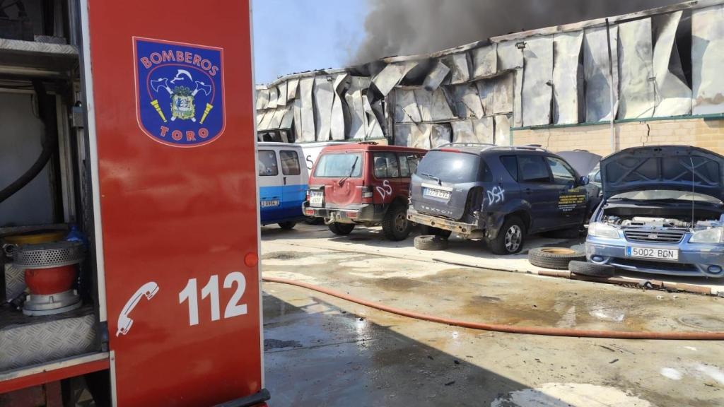 Incendio en una empresa de desguace de Zamora