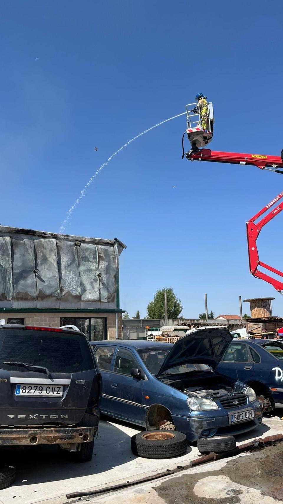 Los Bomberos de la Diputación de Zamora luchando contra el fuego