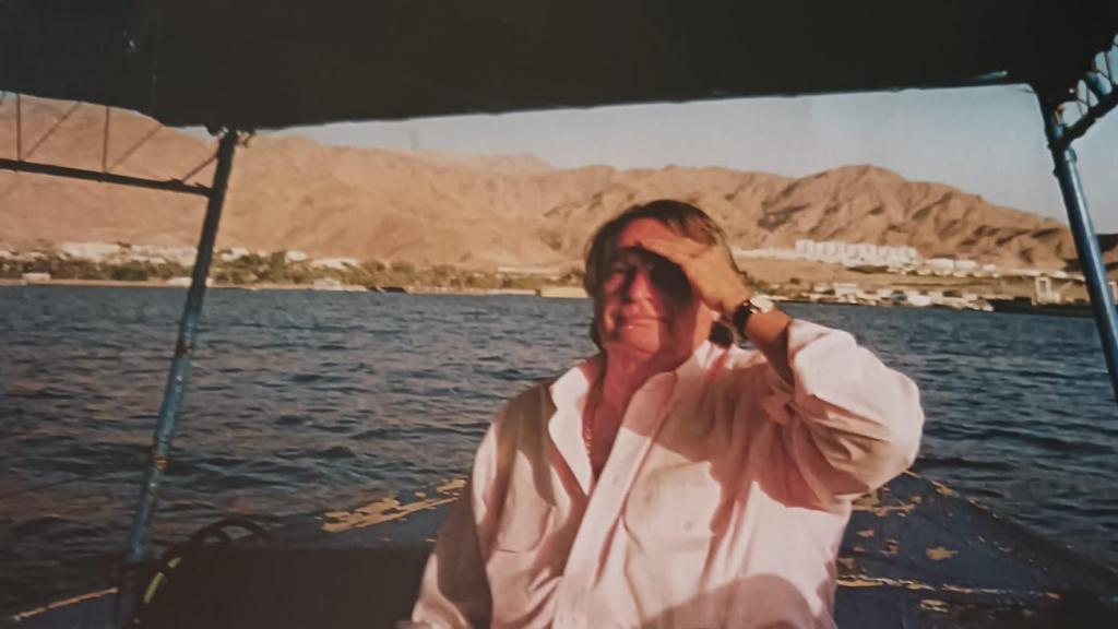 Vázquez-Figueroa, en una visita a Israel en los años 90, navega el golfo de Áqaba.