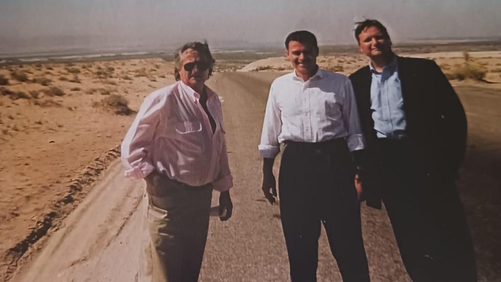 Vázquez-Figueroa (i) en los años 90, junto a dos técnicos israelíes, cerca del Mar Muerto.