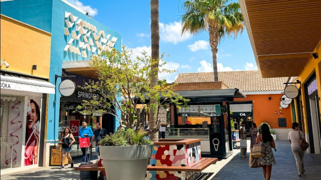 Clientes en el centro comercial Plaza Mayor en Málaga este verano.