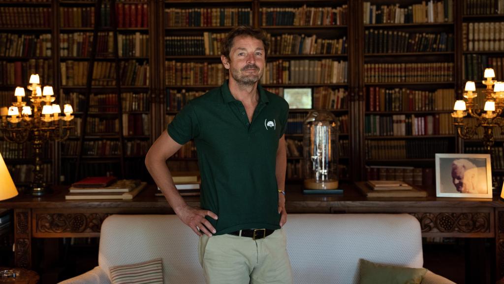 Pepe Raventós frente a la librería de la casa de la finca durante la entrevista con EL ESPAÑOL.