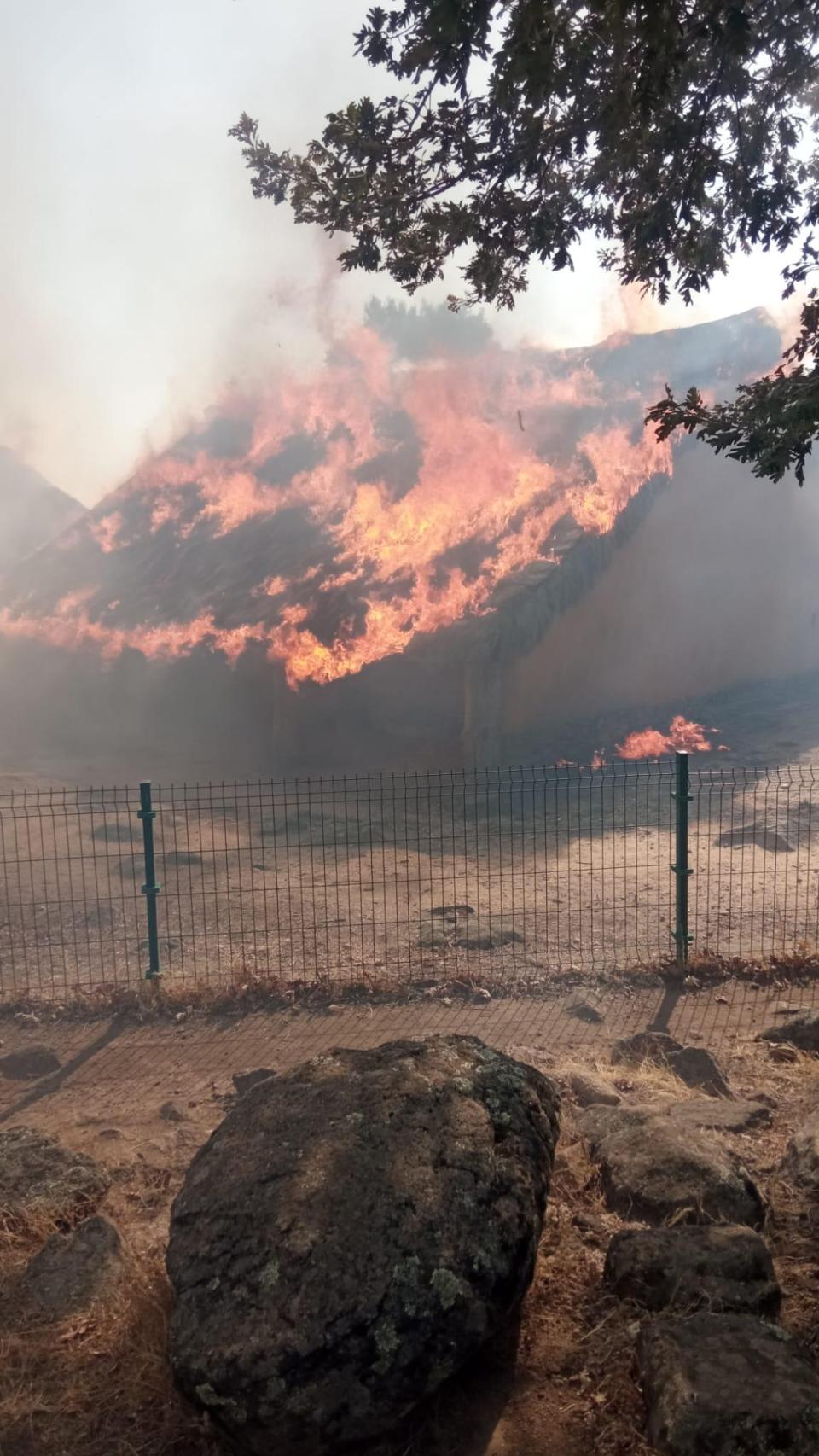 Foto de una casa del castro ardiendo