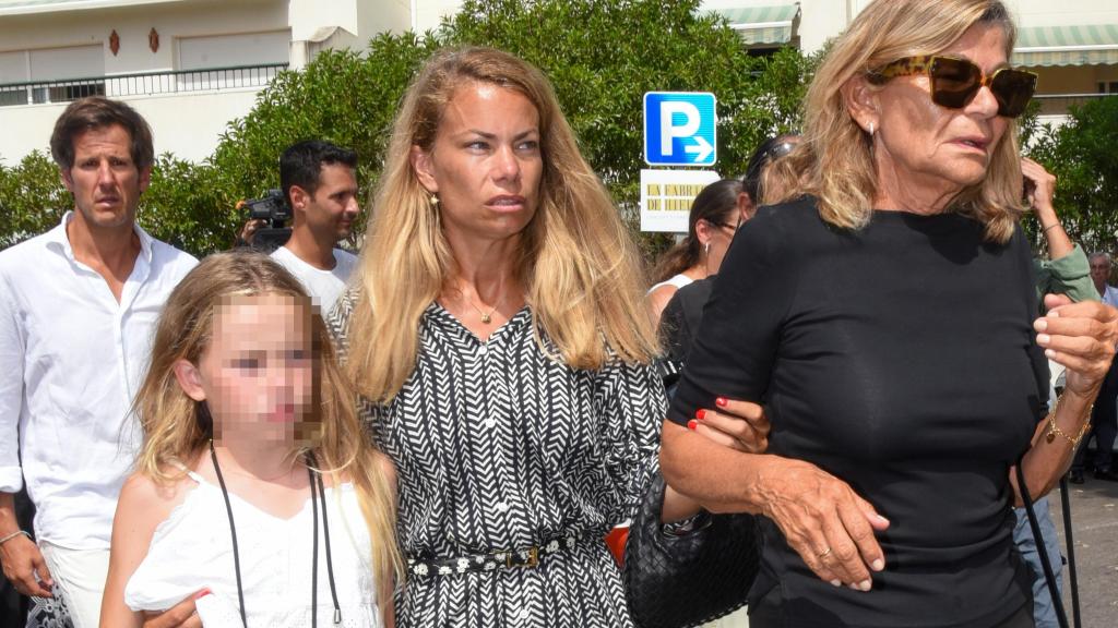 Carla Goyanes junto a su madre y su sobrina en al misa funeral de Caritina. Detrás, su marido, Jorge.