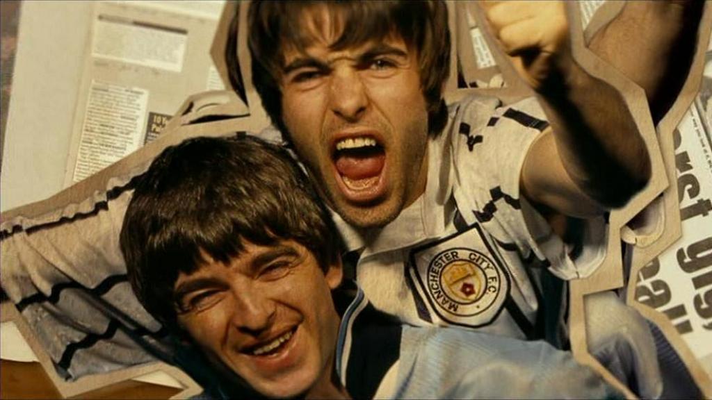Liam (arriba) y Noel Gallagher (abajo) en un fotograma del documental 'Supersonic' (2016)