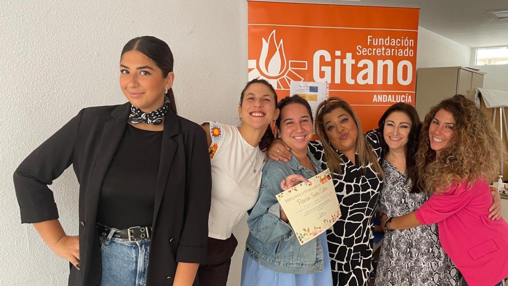 Victoria Santiago, la primera a la izquierda,  junto a sus compañeras del Secretariado Gitano.
