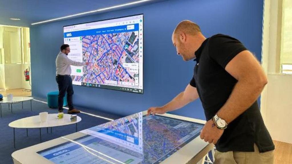 Una imagen de archivo de varios técnicos de Aqualia.