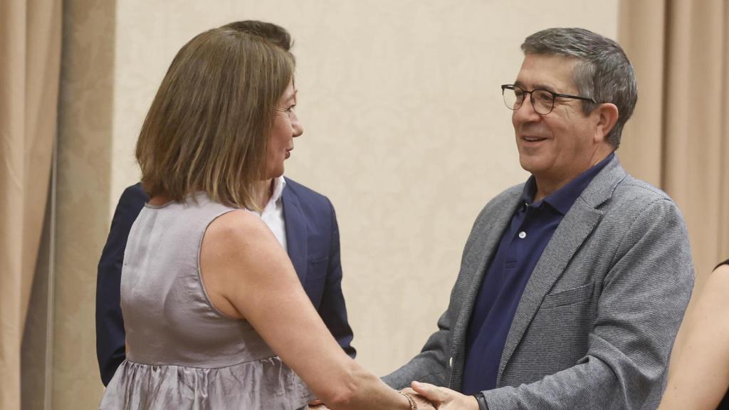 La presidenta del Congreso, Francina Armengol, saluda al portavoz del PSOE, Patxi López, a su llegada a la reunión de la Diputación Permanente celebrada este martes en el Congreso.
