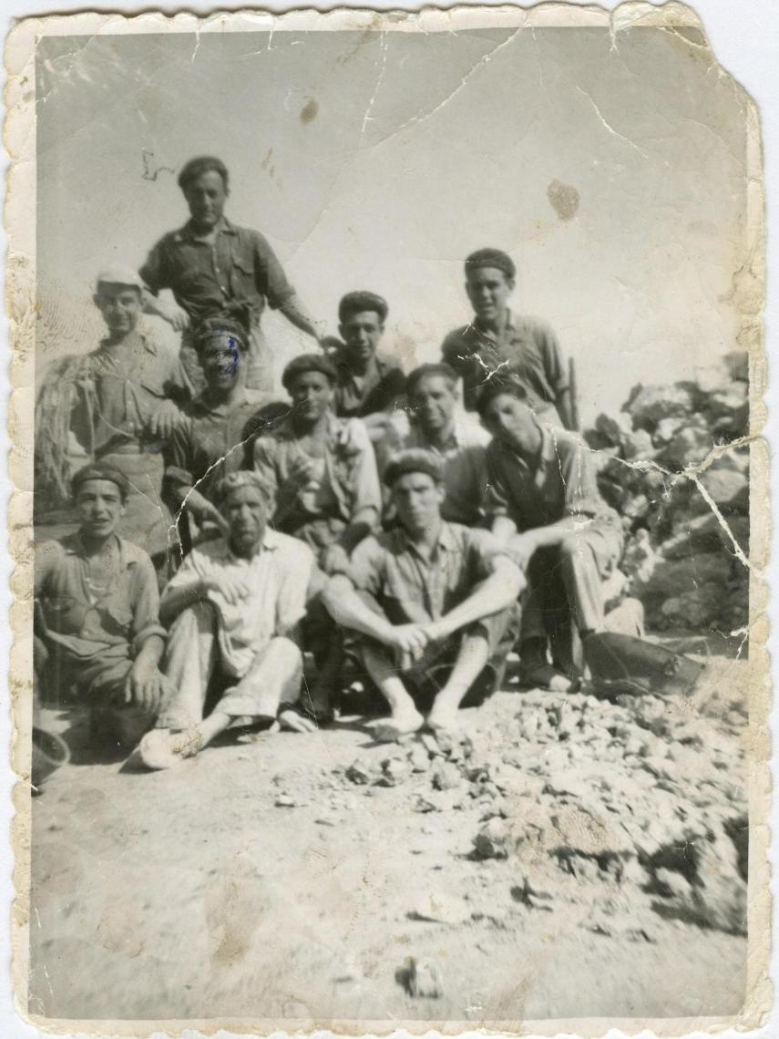 Grupo de yeseros en algunas canteras de Valdemoro en la primera mitad del siglo XX.