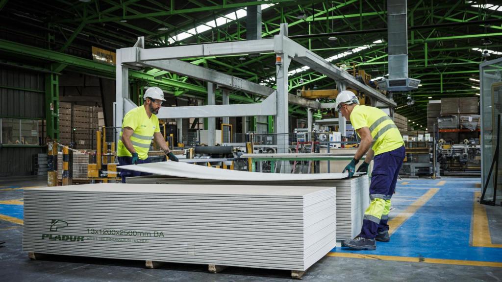 Las placas de yeso en el interior de la fábrica de Pladur de Valdemoro.