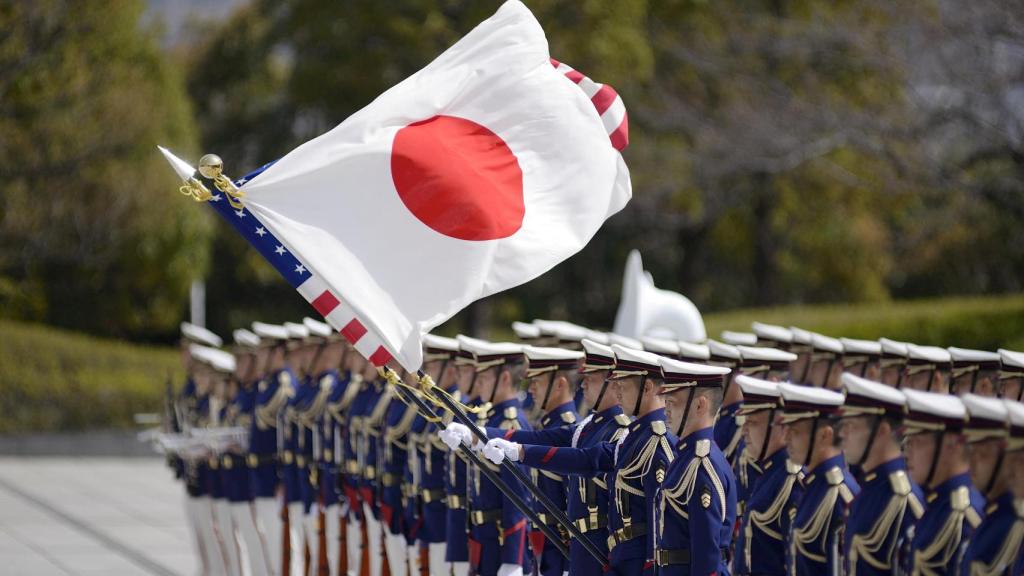 Fuerzas militares japonesas durante un desfile.