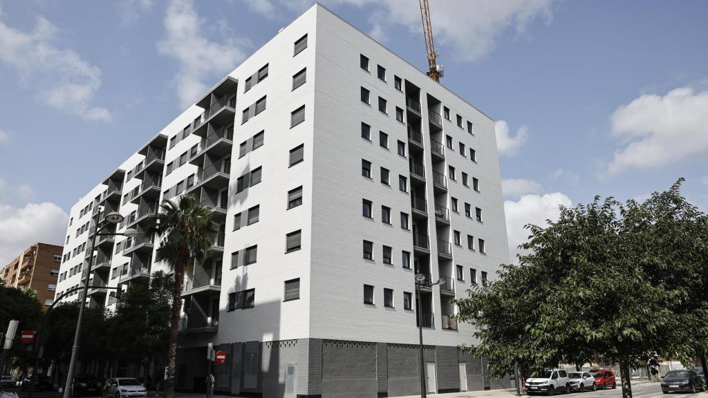 El edificio municipal de viviendas sociales en el barrio de Safranar
