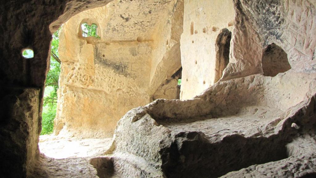 Interior de la necrópolis de Las Gobas.