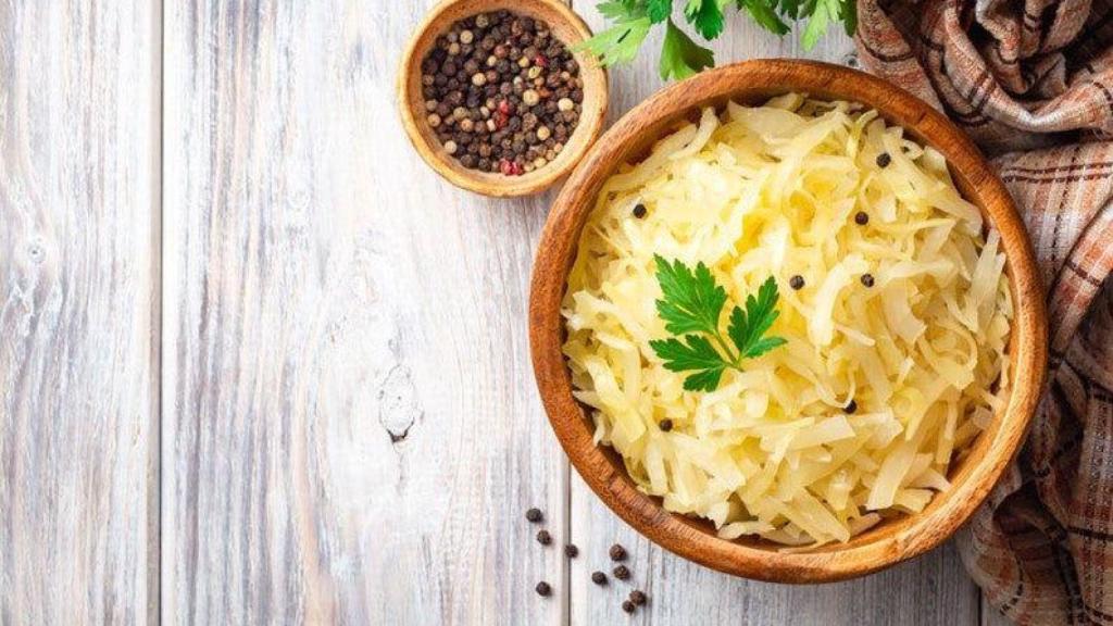 Plato de chucrut en la mesa.