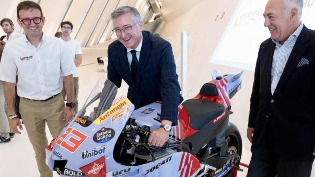 Blasco en la moto de Marc Márquez.