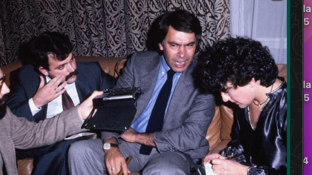 Manuel Cerdán (a la izquierda, con bigote) junto a Felipe González en un encuentro del presidente socialista con periodistas.