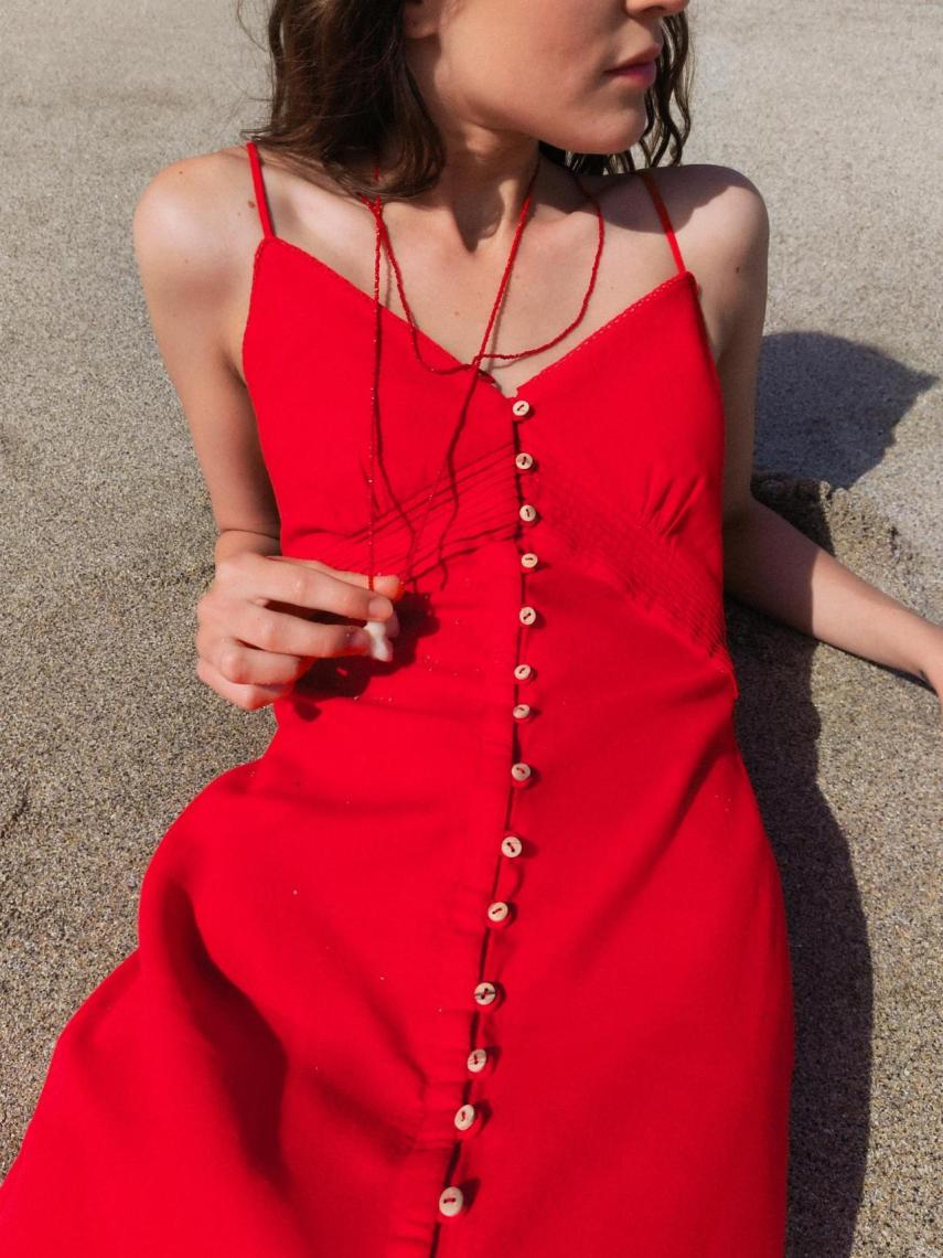 Un vestido rojo con botones delanteros.