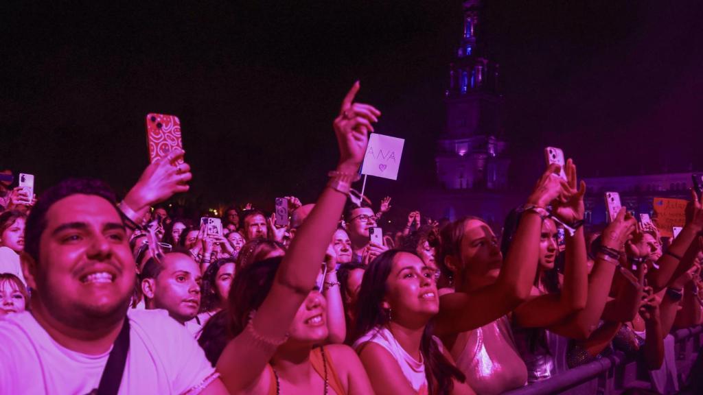 Asistentes a un concierto de Icónica.