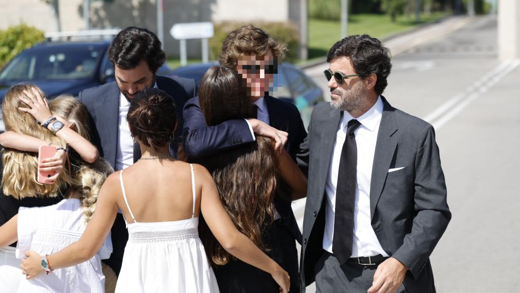 Antonio Matos junto a sus hijos y su hermano Jaime, este miércoles, en el tanatorio de La Paz.