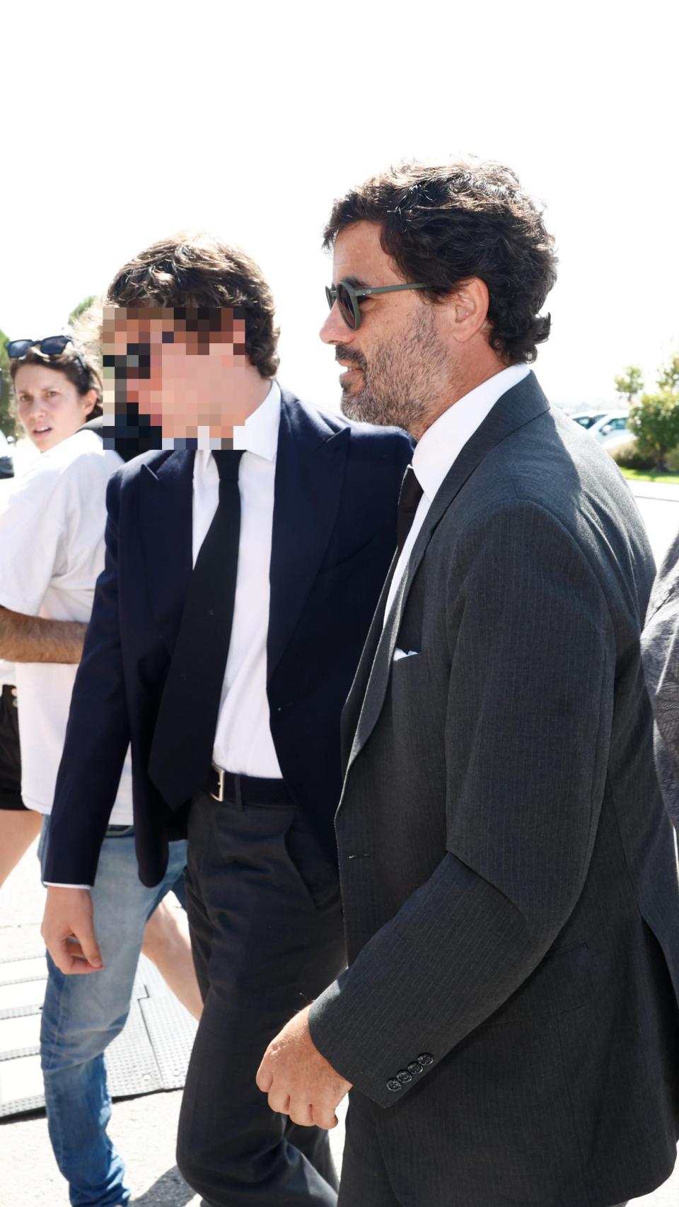 Antonio Matos junto a su hijo mayor, Pedro, entrando en el tanatorio.