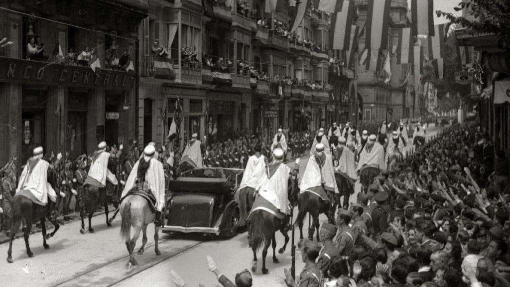 Franco escoltado por la Guardia Mora en San Sebastián al finalizar la guerra en 1939.