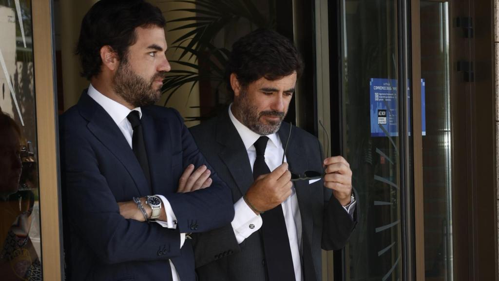 Antonio Matos, junto a su hermano, Jaime, a la salida del tanatorio La Paz, este pasado miércoles, día 28.