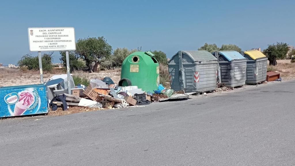 Una isla de contenedores en las afueras de El Campello, con las bolsas por fuera.
