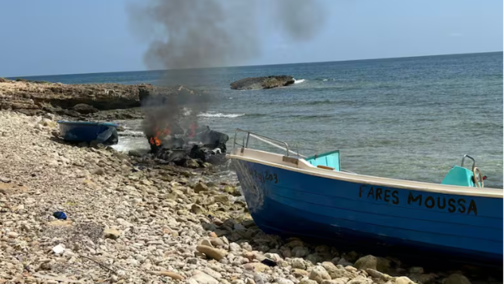 Imagen de una patera que se incendió hace unos días a su llegada a Formentera.