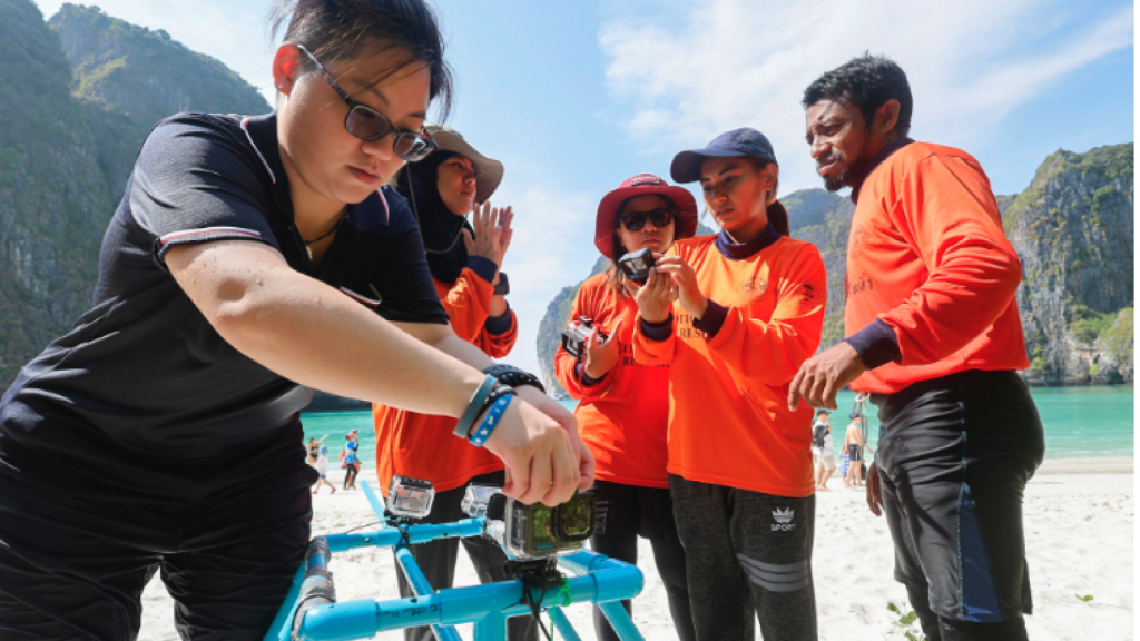 Metavee Chuangcharoendee y su equipo preparan una trampeo fotográfico