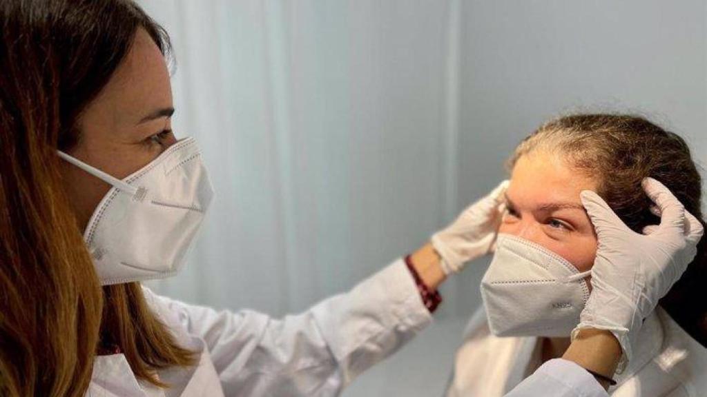 Sanitaria experta en medicina estética realizando un diagnóstico previo.
