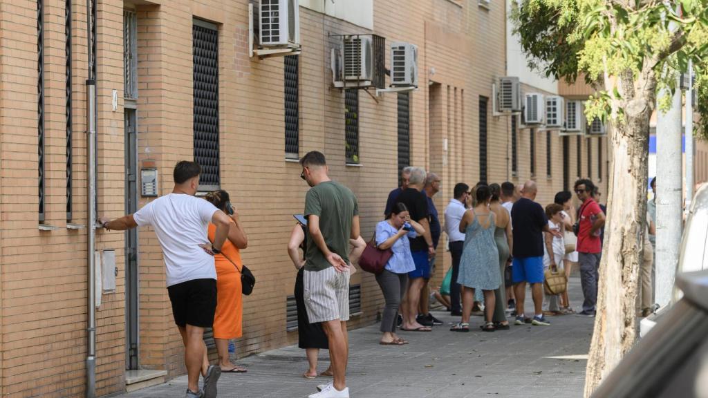 Vecinos agolpados en los alrededores del bloque donde se cometió el crimen.
