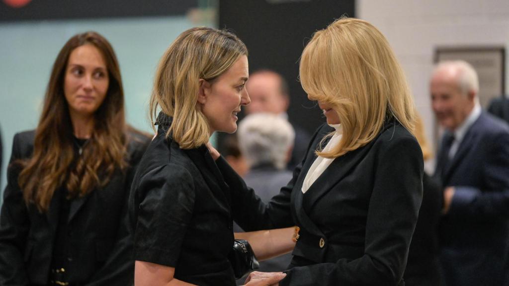 Marta Ortega, presidenta de Inditex, da el pesame a la viuda de Santiago Rey, Salomé Fernández.