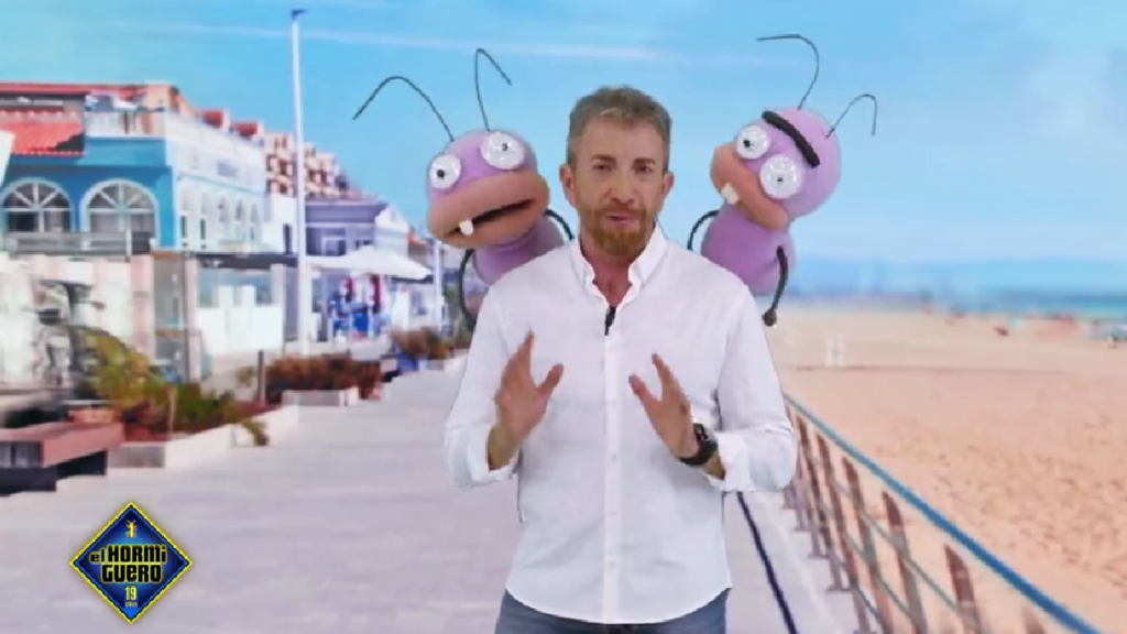 El presentador Pablo Motos, junto a Trancas y barrancas, simulando estar en una playa de Torrevieja.