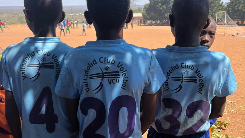 Los jóvenes con las camisetas del Club Voleibol Valladolid