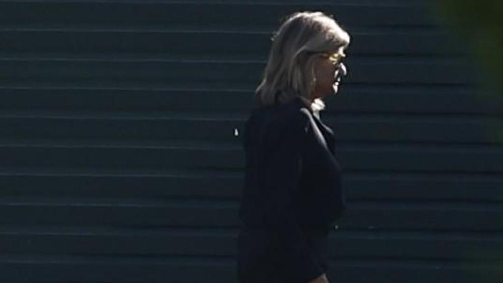 Carla Goyanes y Cari Lapique llegando al tanatorio de La Paz,