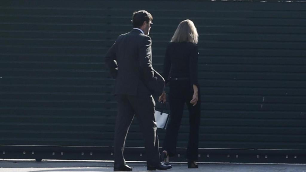 Antonio Matos y Cari Lapique entrando por la puerta trasera del tanatorio de La Paz.