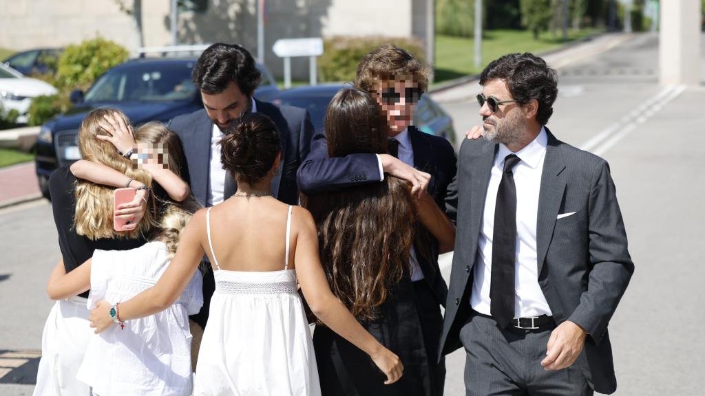 Antonio, viudo de Caritina Goyanes, junto a sus hijos y su hermano, a las puertas del tanatorio de La Paz, este miércoles 28.