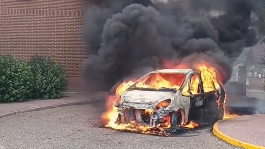 Coche en llamas en Toledo. Foto: Bomberos del Ayuntamiento.