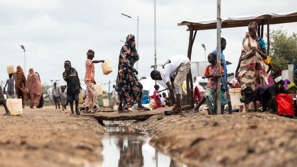 Un grupo de mujeres y niños en el Centro de Tránsito de Renk en la frontera con Sudán del Sur.