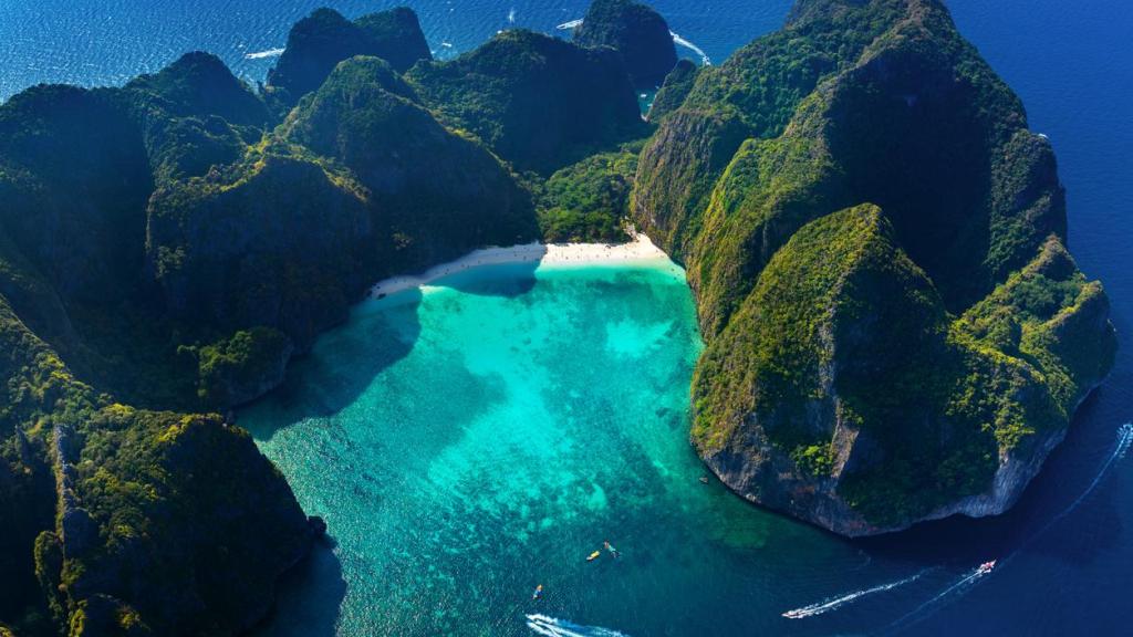 vista aérea de la isla Phi phi Leh donde se grabó la película de La Playa
