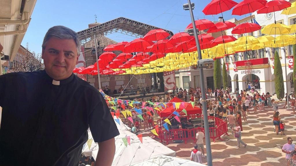 El párroco de la Iglesia de San Sebastián Mártir, Javier Sánchez-Cervera, durante las fiestas patronales de San Sebastián de los Reyes.