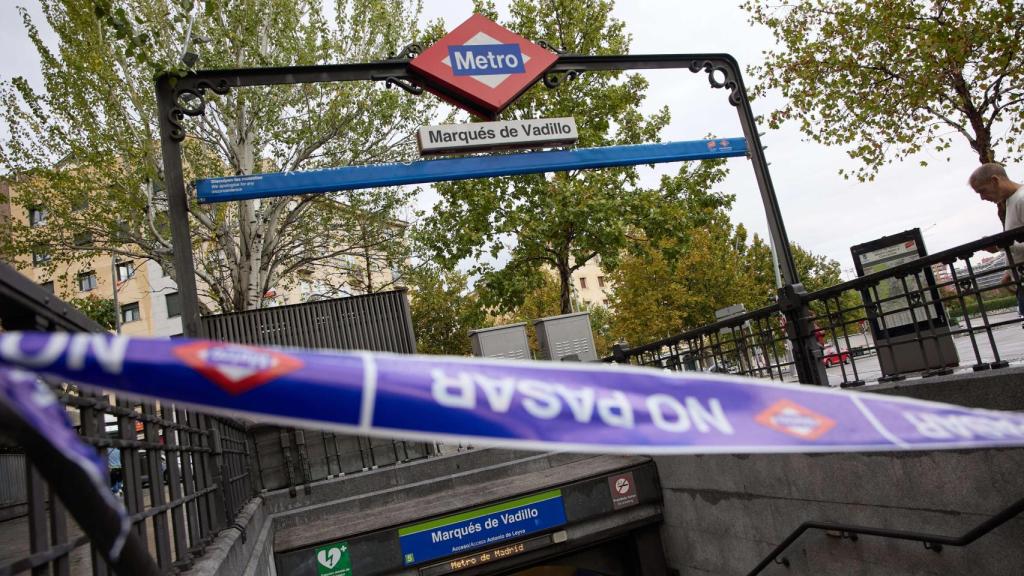 Una cinta con la señalización 'NO PASAR' en una de las entradas a la estación de Marqués de Vadillo, a 4 de septiembre de 2023, en Madrid.