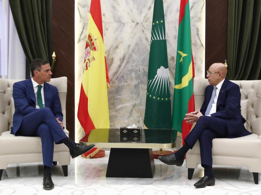 Pedro Sánchez junto al presidente mauritano Mohamed Ould Ghazouani.