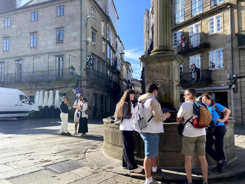 Los informadores recorren el casco histórico para concienciar sobre buenas prácticas.